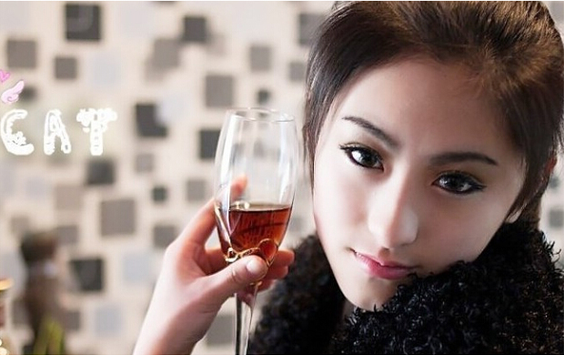 美女喝酒